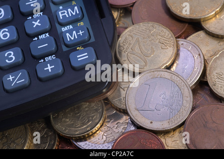 Calculatrice avec les pièces en euros Banque D'Images