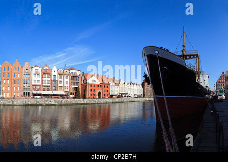 Vue sur la rivière de la Motlawa Vieille ville de Gdansk, Pologne. Banque D'Images