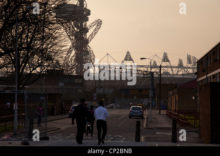 Scène autour de charpentiers domaine près de au Parc olympique de Londres en 2012 dans l'Est de Londres. Aux habitants de cette région (dont il semble y avoir très peu, en particulier dans la tour de blocs) sont concernés pour de nombreuses raisons. Pas moins de ce qui la menace possible que l'ensemble de votre site peut être vendu à l'UCL (University College London). Les gens de la région se sentent généralement très négatif envers les Jeux Olympiques, qu'ils ont l'impression n'est pas avantageux pour eux. Banque D'Images