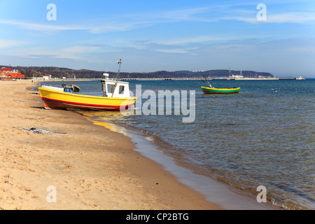 Bateaux de pêche sur le fond de la jetée de Sopot, Pologne. Banque D'Images