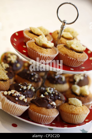 Cup cakes fait maison sur un cake stand Banque D'Images