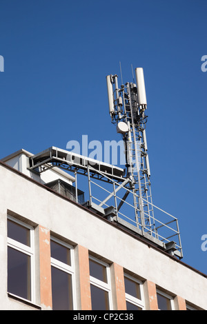 Détail de la tour de l'émetteur monté sur un immeuble résidentiel. Banque D'Images