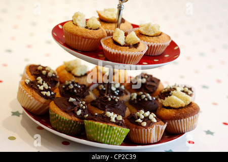 Cup cakes fait maison sur un cake stand Banque D'Images