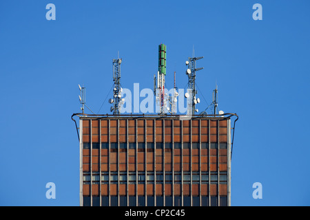 Détail de la tour de l'émetteur monté sur un gratte-ciel. Banque D'Images