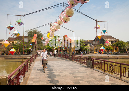 Hoi An une passerelle piétonne sur la rivière Thu Bon, Hoi An, Quang Nam Province, Vietnam Banque D'Images