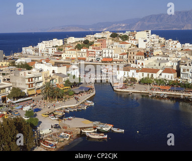 Vue de la ville et le port, Agios Nikolaos, Lassithi, Crète (Région) Crète, Grèce Banque D'Images