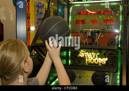 Jeune fille jouant au basket-ball JEU ARCADE EN AMUSEMENT PARK / Lancaster, Pennsylvanie Banque D'Images