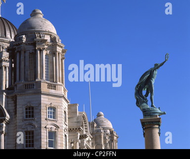 Port de Liverpool Building et War Memorial statue sur Pier Head Liverpool, Liverpool, Merseyside, England, United Kingdom Banque D'Images