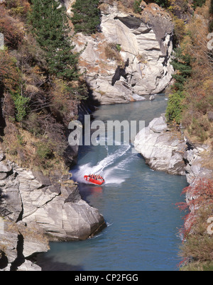 Le Shotover Jet à travers le canyon de la rivière Shotover, Queenstown, Région de l'Otago, île du Sud, Nouvelle-Zélande Banque D'Images