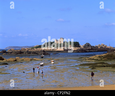Marée basse sur la plage montrant le château de Costaeres, Côtes de Granit Rose, Côtes-d'Armor, Bretagne, France Banque D'Images