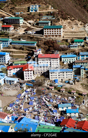 Vue de dessus de Namche Bazar et son marché tibétain. Banque D'Images