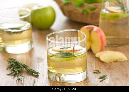 Le jus de pomme avec le romarin Banque D'Images