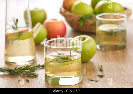 Le jus de pomme avec le romarin Banque D'Images