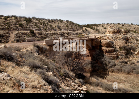 Le Padre 1914 spannin pont Canyon le Canyon en Arizona, aumônier à l'est de Flagstaff, faisait autrefois partie de la Route 66. Banque D'Images