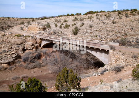 Le Padre 1914 spannin pont Canyon le Canyon en Arizona, aumônier à l'est de Flagstaff, faisait autrefois partie de la Route 66. Banque D'Images