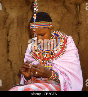 Dans une tribu masaï robe, Maasai Mara National Reserve, comté de Narok, République du Kenya Banque D'Images