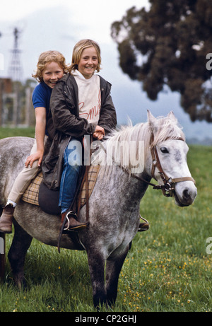 Les enfants équitation pays leurs poneys, Australie Banque D'Images