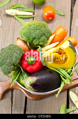 Variétés de légumes dans une passoire Banque D'Images