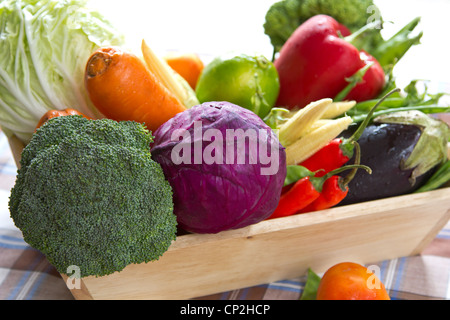 Variétés de légumes dans un bac en bois Banque D'Images