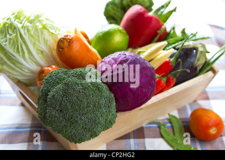 Variétés de légumes dans un bac en bois Banque D'Images