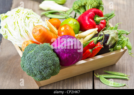 Variétés de légumes dans un bac en bois Banque D'Images