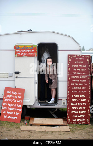 Une fille hors pairs de la porte de Fortune Teller Romani Rose's caravan au Stow-on-the-Wold foire aux chevaux Mai 2009 UK Banque D'Images