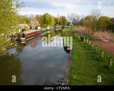 Bateaux de plaisance sur le canal Trent et Mersey près d'Elworth Cheshire UK Banque D'Images