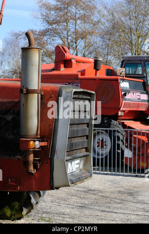 L'avant de la moissonneuse-batteuse Massey Ferguson montrant d'échappement externe Banque D'Images