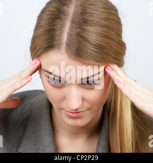 Closeup portrait of beautiful businesswoman essayant de se concentrer sur le travail Banque D'Images