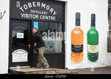L'homme entrant dans la distillerie Tobermory Tobermory en centre sur l'île de Mull Banque D'Images