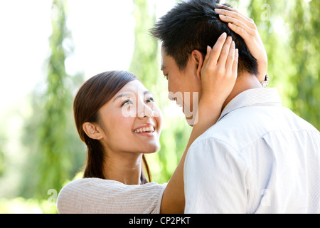 Jeune couple chinois dans un embraching park Banque D'Images