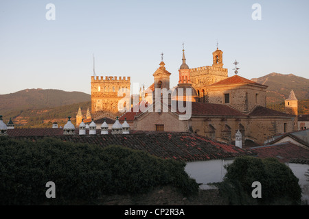 Toits du Parador & Real Monasterio Santa María de Guadalupe, Estrémadure, Espagne Banque D'Images