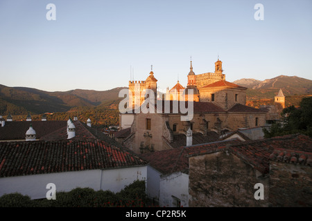 Toits du Parador & Real Monasterio Santa María de Guadalupe, Estrémadure, Espagne Banque D'Images