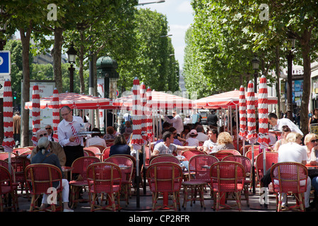 Les cafés en plein air le long de l'Avenue des Champs-Elysées à Paris, France Banque D'Images