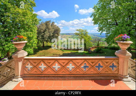 Vue sur petite cour et les collines de terrasse en pierre du château de Novello en Piémont, Italie du Nord. Banque D'Images