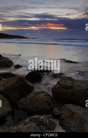 Les couleurs au coucher du soleil, plage de Perran, ville de St Ives, Cornwall County ; Angleterre ; UK Banque D'Images