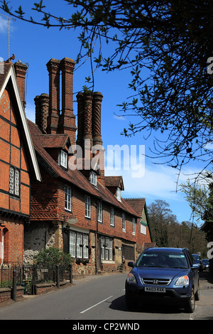 Sur les cheminées anciennes à Albury cottage village,collines du Surrey, Surrey, Angleterre Banque D'Images