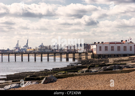 Felixtowe pier, plage et port à conteneurs, Suffolk, Angleterre Banque D'Images
