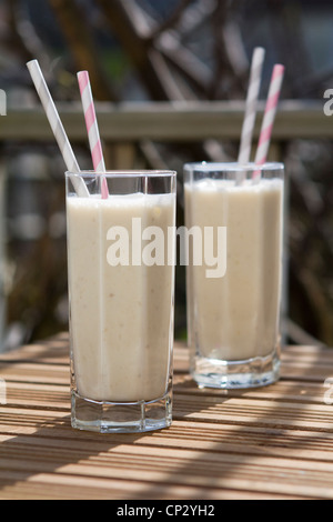 Les smoothies banane frais servi dans le jardin un jour d'été Banque D'Images