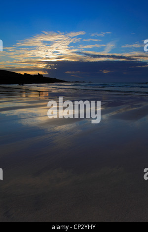 Les couleurs au coucher du soleil, plage de Perran, ville de St Ives, Cornwall County ; Angleterre ; UK Banque D'Images