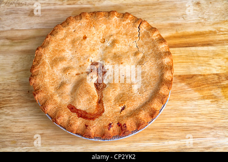 Tarte cuite sur une planche en bois Banque D'Images