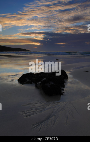 Les couleurs au coucher du soleil, plage de Perran, ville de St Ives, Cornwall County ; Angleterre ; UK Banque D'Images