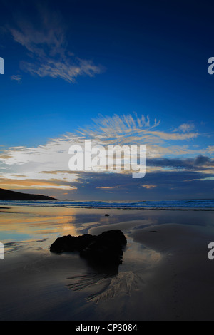 Les couleurs au coucher du soleil, plage de Perran, ville de St Ives, Cornwall County ; Angleterre ; UK Banque D'Images