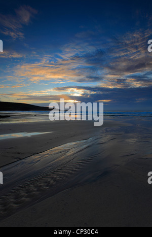 Les couleurs au coucher du soleil, plage de Perran, ville de St Ives, Cornwall County ; Angleterre ; UK Banque D'Images