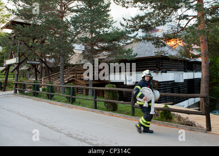 Restaurant croate Licka kuca entrée du parc national des Lacs de Plitvice englouti fire aujourd'hui (lundi).Les flammes endommagé Banque D'Images