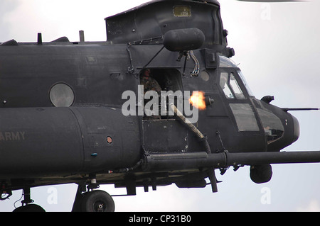 Une porte d'opérations spéciales de l'armée américaine tire un mitrailleur M134 minigun sur un CH-47 Chinook lors d'un exercice d'entraînement le 4 janvier 2004 à Fort Bragg, NC. Banque D'Images