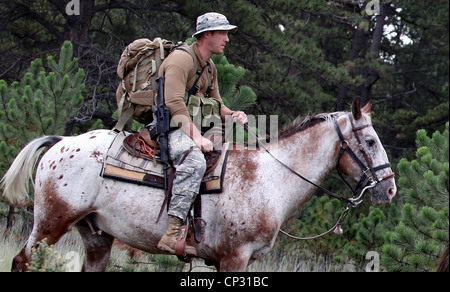 Un soldat des opérations spéciales de l'armée américaine monte un cheval pendant la formation Alpinisme 8 septembre 2011 près de Fort Carson, Colorado. Banque D'Images