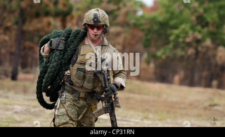 Des forces d'opérations spéciales américaines lors d'une mise en scène de feu démontrant l'éventail des opérations spéciales de l'armée américaine le 25 avril 2012 à Fort Bragg, N.C. Banque D'Images