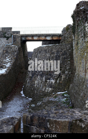 Ceci est une photo d'un fossé d'un château en ruines. Nous cn voir un pont de fer ou d'acier à l'arrière-plan, c'est l'hiver Banque D'Images