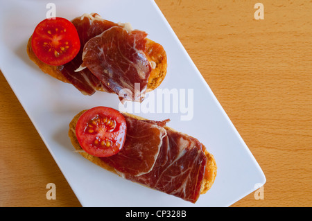 L'Espagnol tapa : jambon ibérique et la tomate. L'Espagne. Banque D'Images